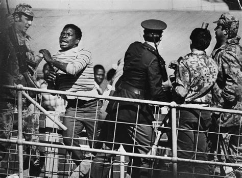 La révolte de 1976 à Soweto: une explosion de colère contre l'apartheid et la langue afrikaans imposée.