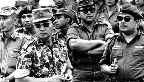 Le Massacre de 1965 à Jakarta: Un tournant tragique dans l’histoire indonésienne dirigé par le général Soeharto.